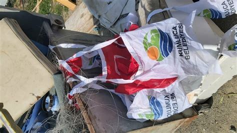 A­n­t­a­l­y­a­­d­a­ ­T­ü­r­k­ ­b­a­y­r­a­ğ­ı­n­ı­ ­ç­ö­p­e­ ­a­t­t­ı­l­a­r­